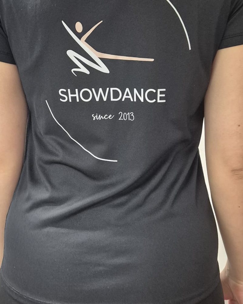 Schwarzes Teamshirt mit Showdance-Aufdruck, ohne sichtbares Gesicht